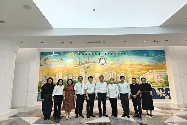 11 钱图合影_副本.jpg 11 钱图合影_副本.jpg