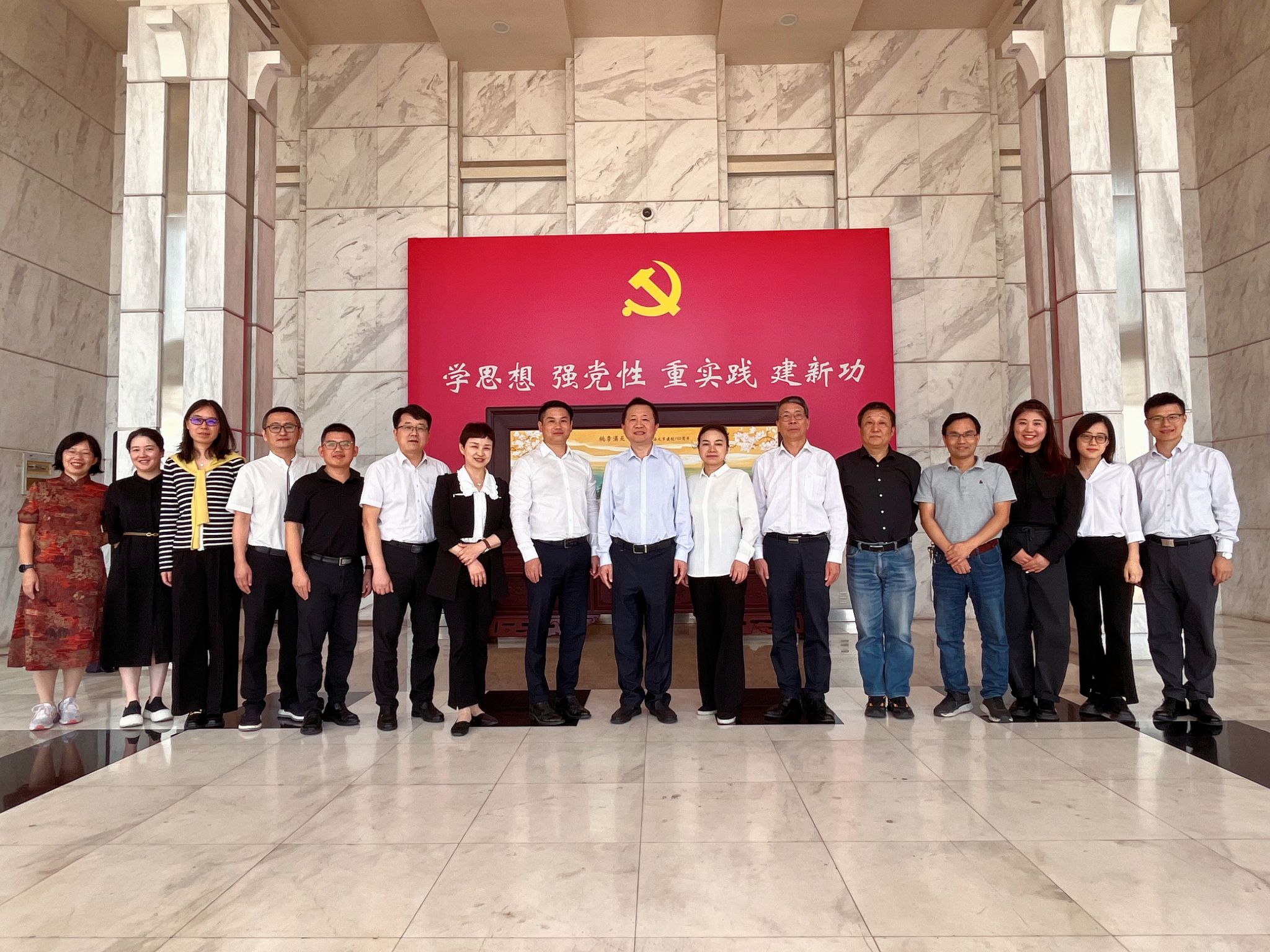 01 合影.jpg 01 合影.jpg